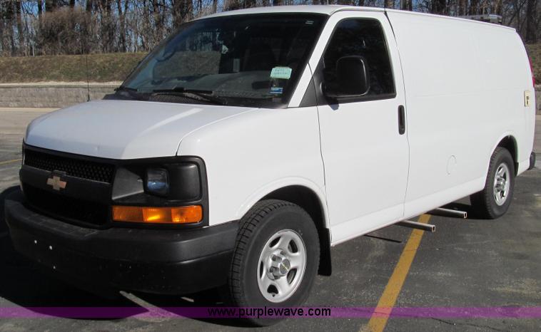 image for item E3673 Laserlux CEN30 Mobile Retroreflectometer with 2006 Chevrolet Express 1500 Cargo van