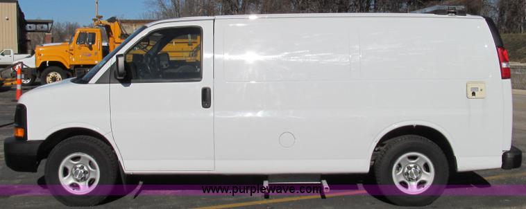 image for item E3673 Laserlux CEN30 Mobile Retroreflectometer with 2006 Chevrolet Express 1500 Cargo van