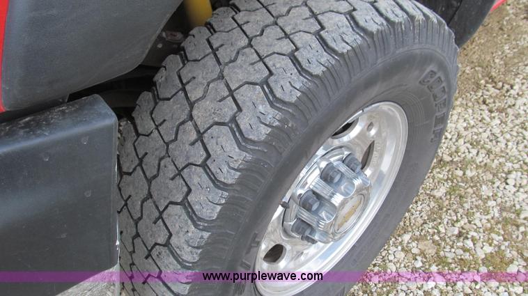 image for item E3707 2001 Chevrolet Silverado 2500HD LS pickup truck