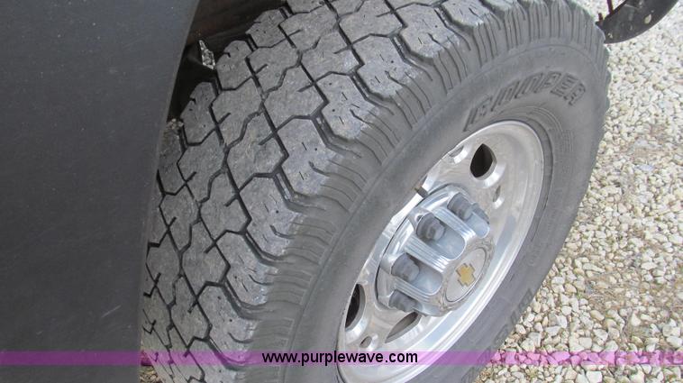 image for item E3707 2001 Chevrolet Silverado 2500HD LS pickup truck