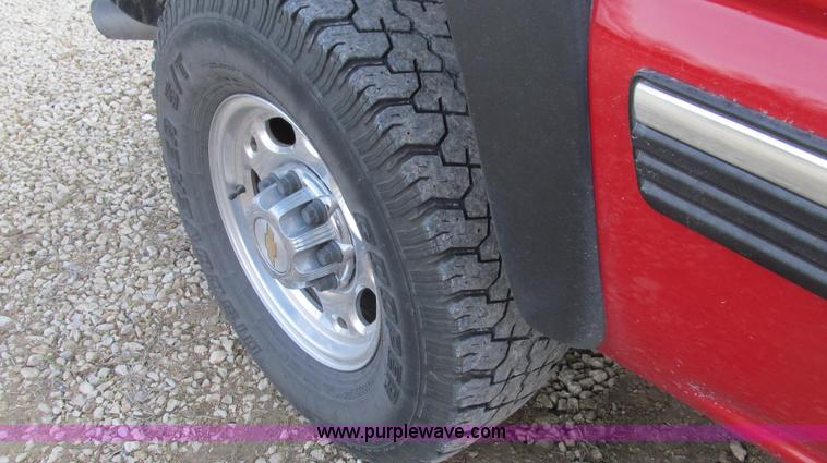 image for item E3707 2001 Chevrolet Silverado 2500HD LS pickup truck