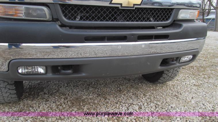 image for item E3707 2001 Chevrolet Silverado 2500HD LS pickup truck