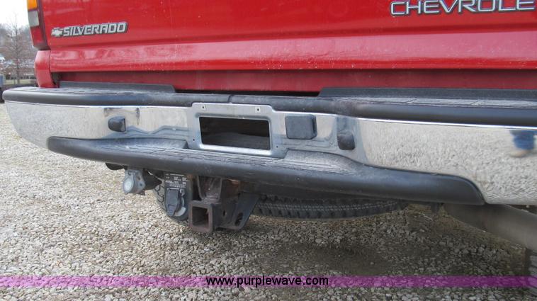 image for item E3707 2001 Chevrolet Silverado 2500HD LS pickup truck