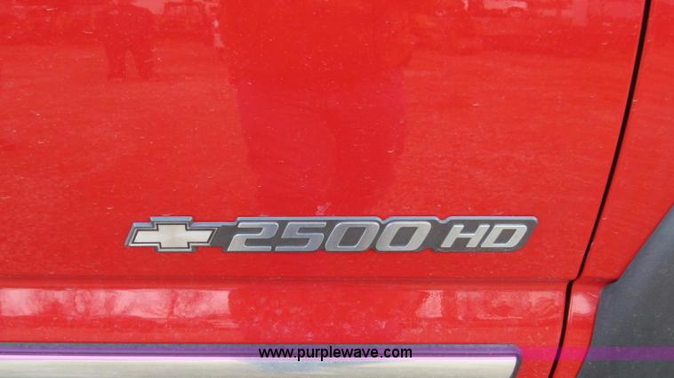 image for item E3707 2001 Chevrolet Silverado 2500HD LS pickup truck