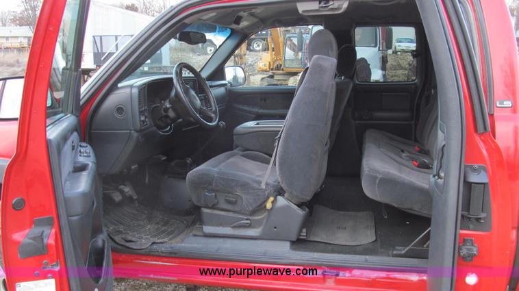 image for item E3707 2001 Chevrolet Silverado 2500HD LS pickup truck