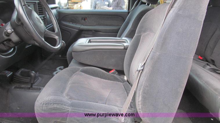 image for item E3707 2001 Chevrolet Silverado 2500HD LS pickup truck