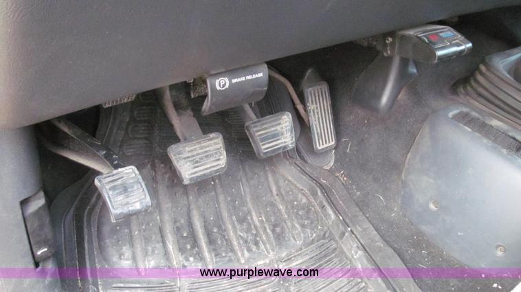 image for item E3707 2001 Chevrolet Silverado 2500HD LS pickup truck