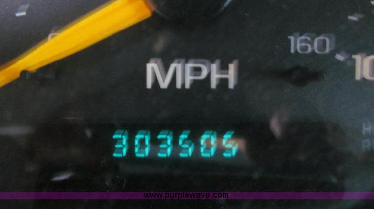 image for item E3707 2001 Chevrolet Silverado 2500HD LS pickup truck