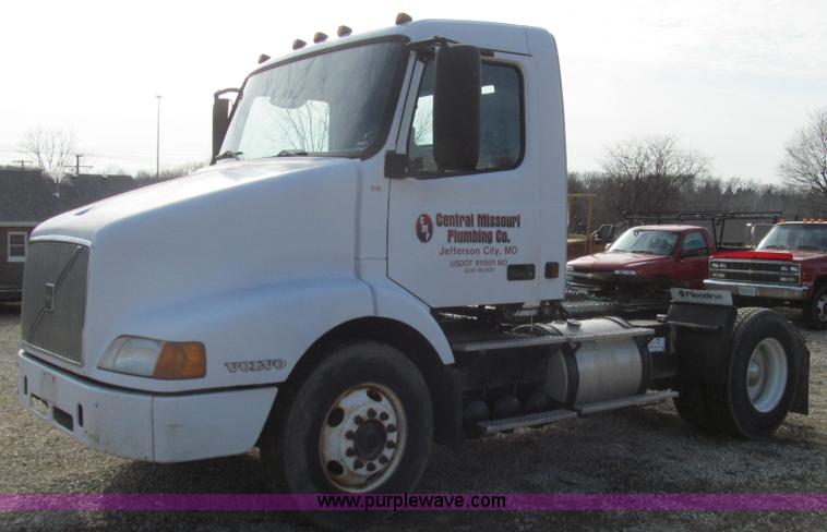 image for item E3717 2001 Volvo VNM semi truck