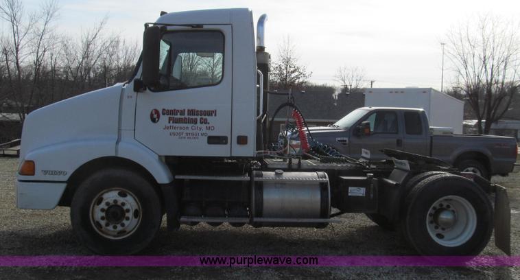 image for item E3717 2001 Volvo VNM semi truck
