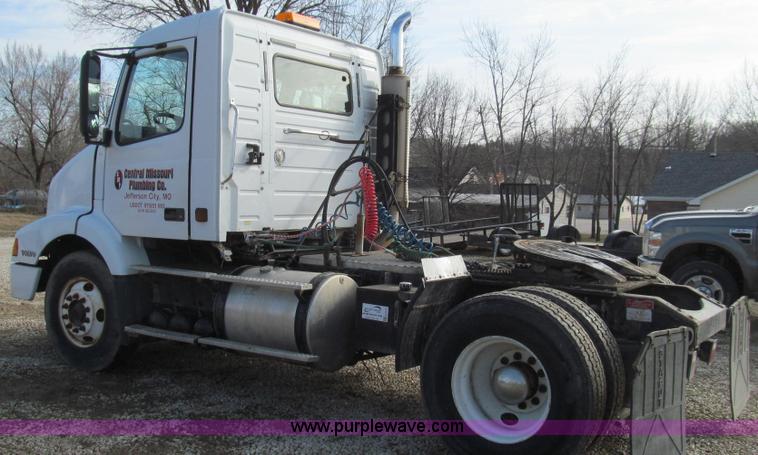 image for item E3717 2001 Volvo VNM semi truck