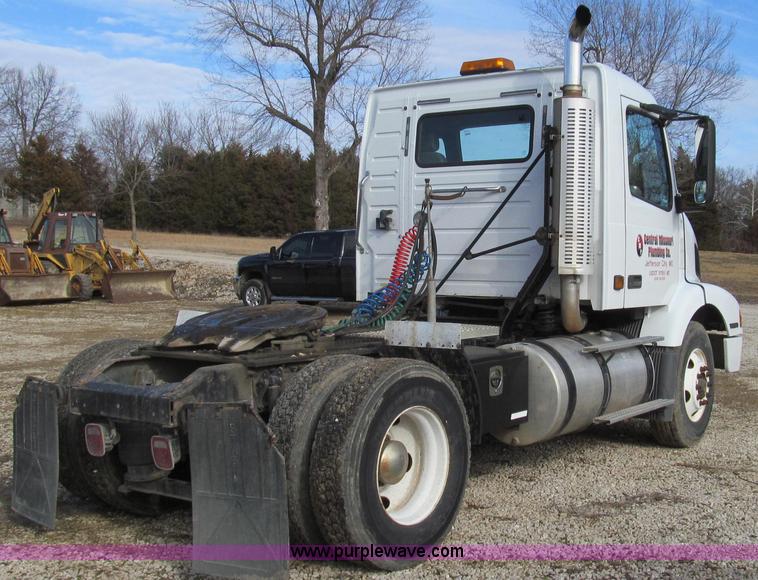 image for item E3717 2001 Volvo VNM semi truck