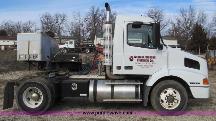 image for item E3717 2001 Volvo VNM semi truck