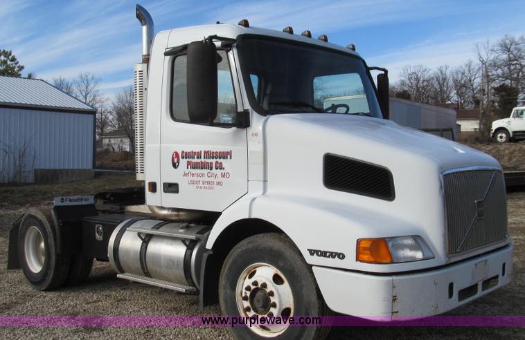 image for item E3717 2001 Volvo VNM semi truck