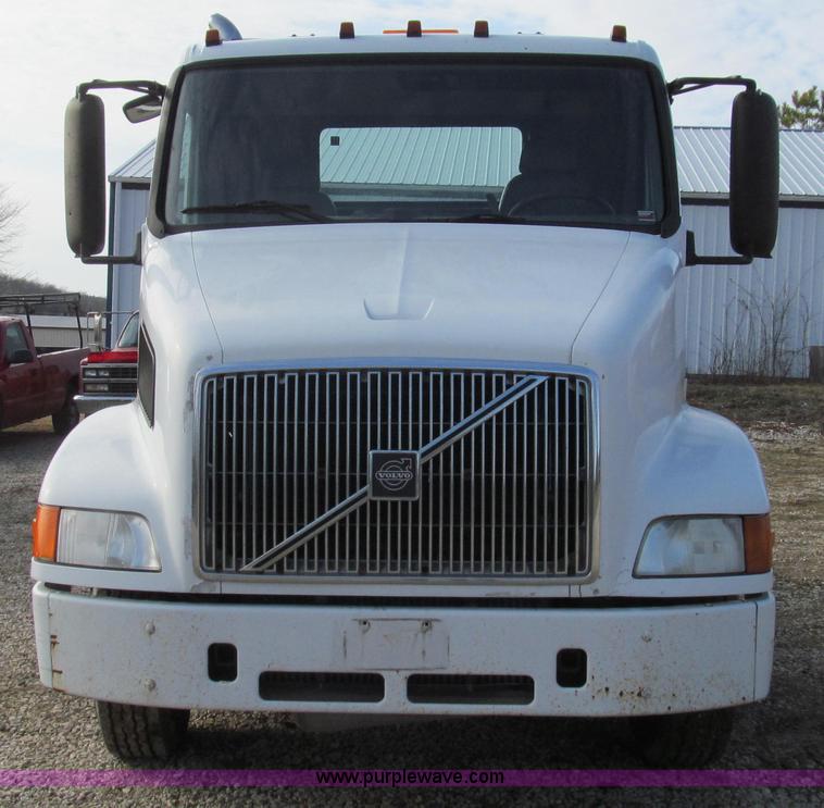 image for item E3717 2001 Volvo VNM semi truck