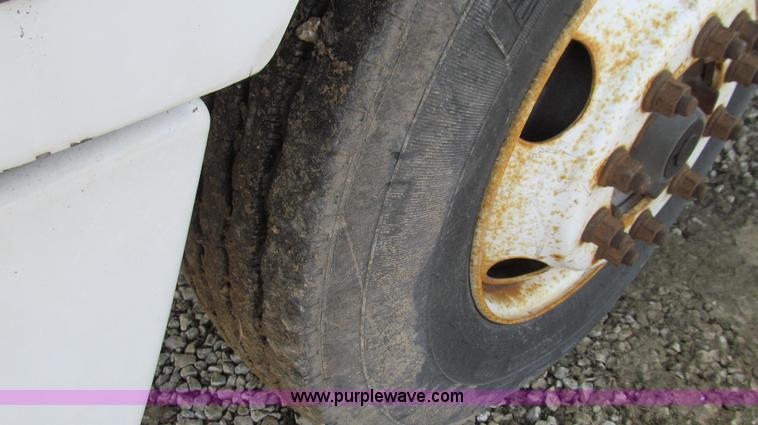 image for item E3717 2001 Volvo VNM semi truck