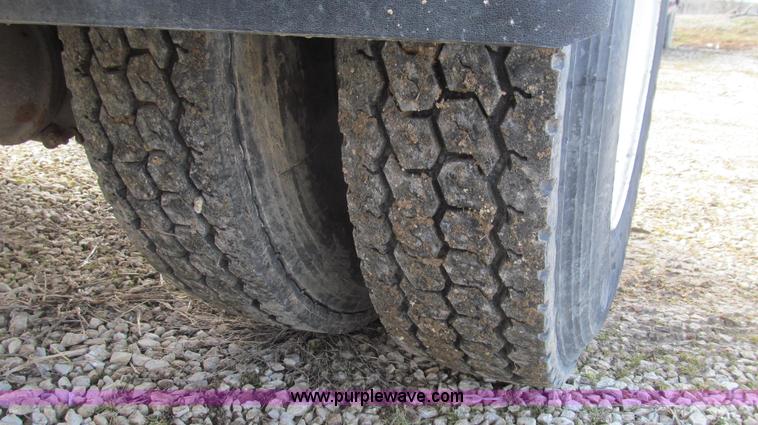 image for item E3717 2001 Volvo VNM semi truck