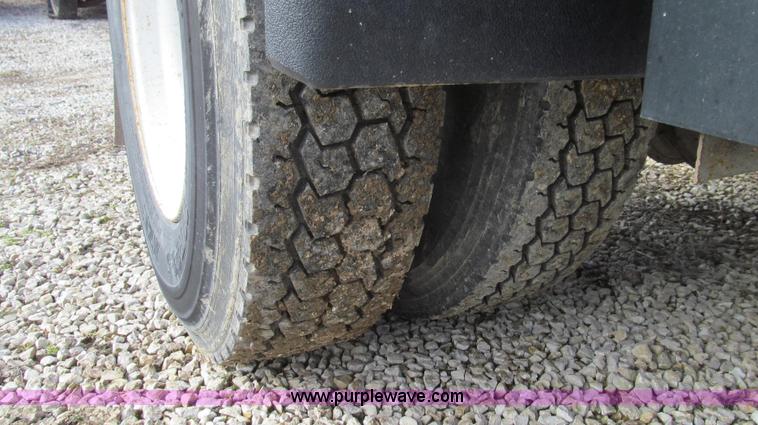 image for item E3717 2001 Volvo VNM semi truck