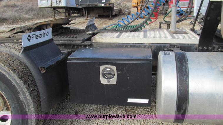 image for item E3717 2001 Volvo VNM semi truck