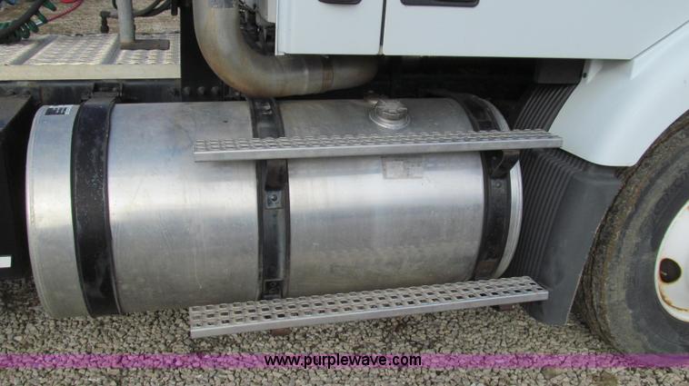 image for item E3717 2001 Volvo VNM semi truck