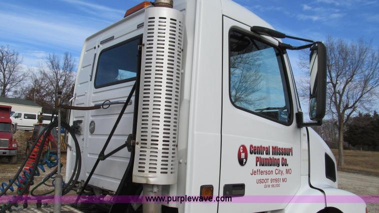 image for item E3717 2001 Volvo VNM semi truck