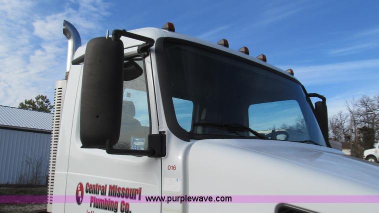 image for item E3717 2001 Volvo VNM semi truck