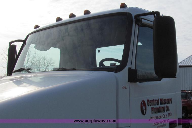 image for item E3717 2001 Volvo VNM semi truck