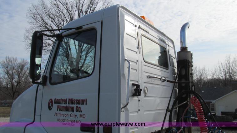 image for item E3717 2001 Volvo VNM semi truck