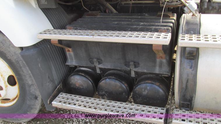 image for item E3717 2001 Volvo VNM semi truck