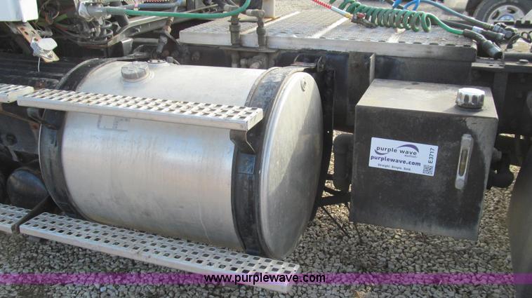 image for item E3717 2001 Volvo VNM semi truck