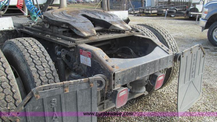 image for item E3717 2001 Volvo VNM semi truck