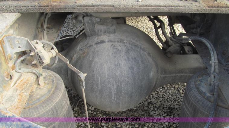 image for item E3717 2001 Volvo VNM semi truck