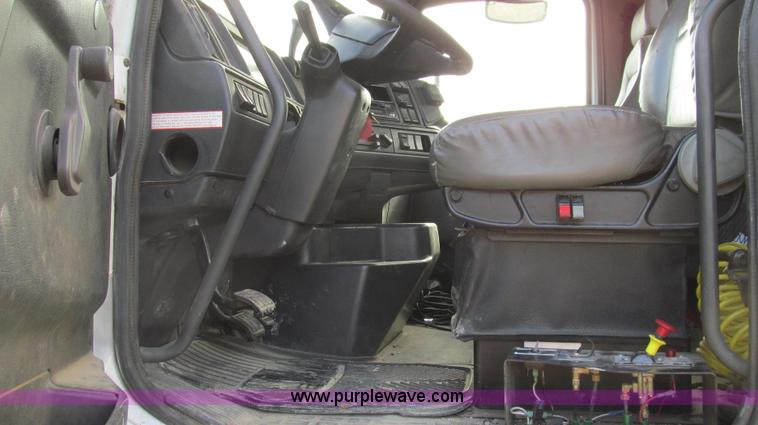 image for item E3717 2001 Volvo VNM semi truck