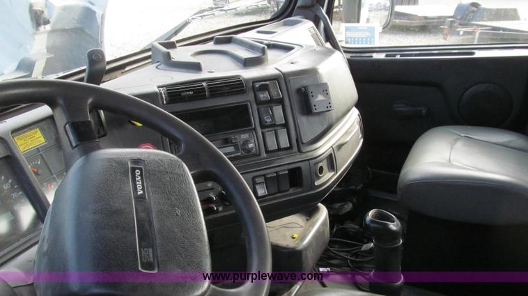 image for item E3717 2001 Volvo VNM semi truck