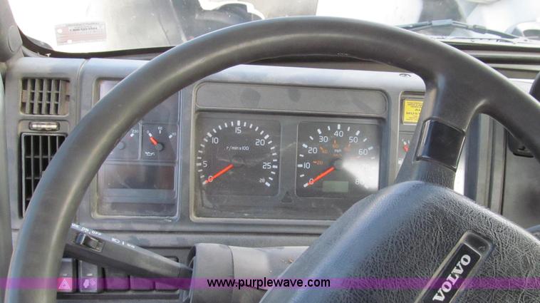 image for item E3717 2001 Volvo VNM semi truck