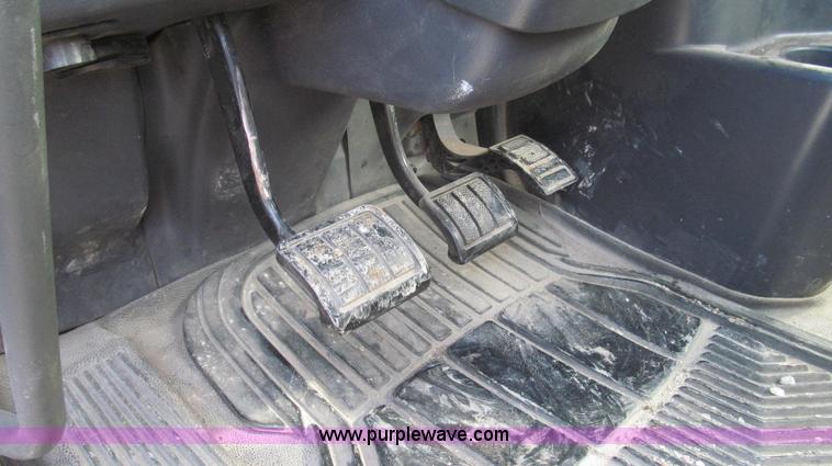 image for item E3717 2001 Volvo VNM semi truck