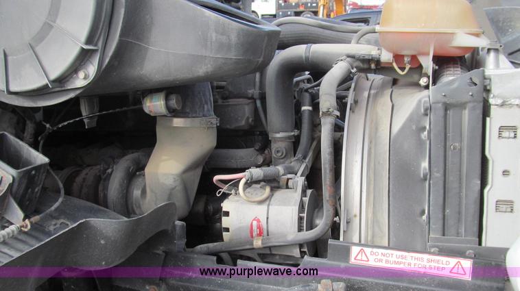 image for item E3717 2001 Volvo VNM semi truck