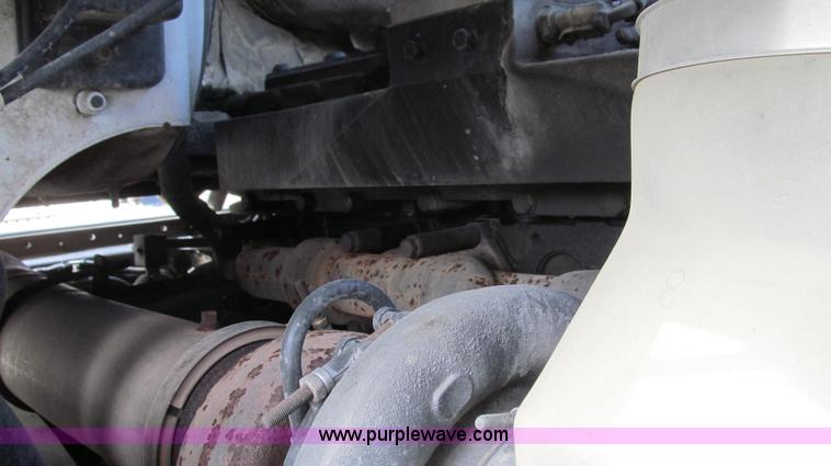 image for item E3717 2001 Volvo VNM semi truck