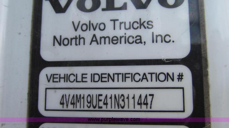 image for item E3717 2001 Volvo VNM semi truck