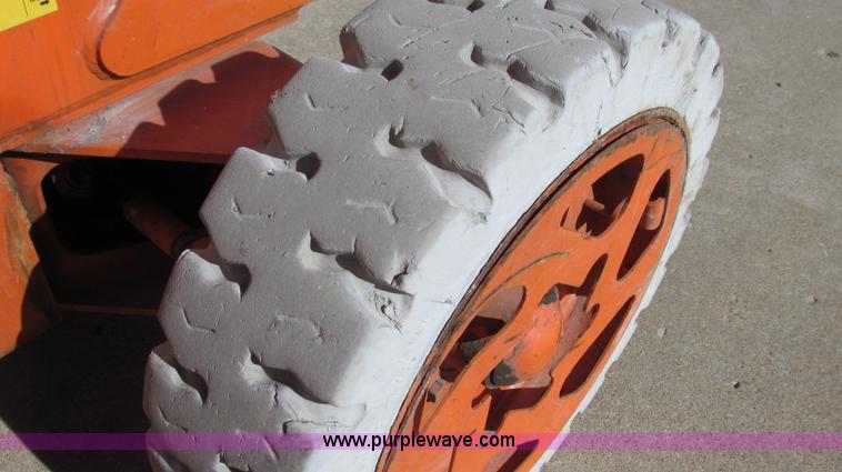 image for item E3736 1998 JLG 40 aerial lift