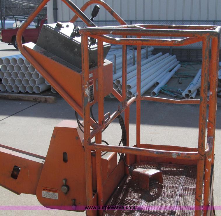 image for item E3736 1998 JLG 40 aerial lift