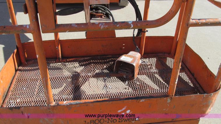 image for item E3736 1998 JLG 40 aerial lift