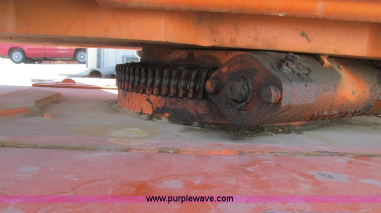 image for item E3736 1998 JLG 40 aerial lift