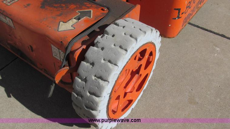 image for item E3737 1998 JLG N40 aerial lift