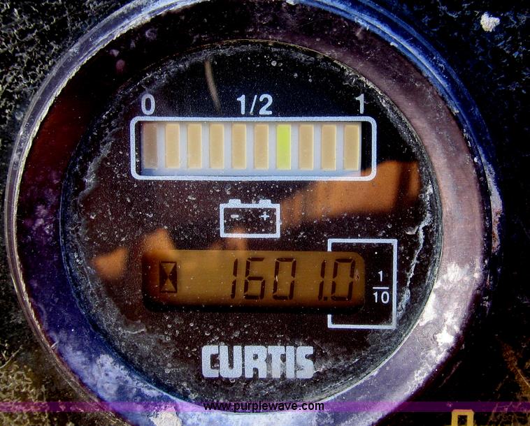 image for item E3737 1998 JLG N40 aerial lift