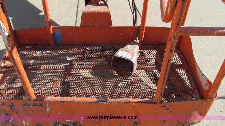 image for item E3737 1998 JLG N40 aerial lift