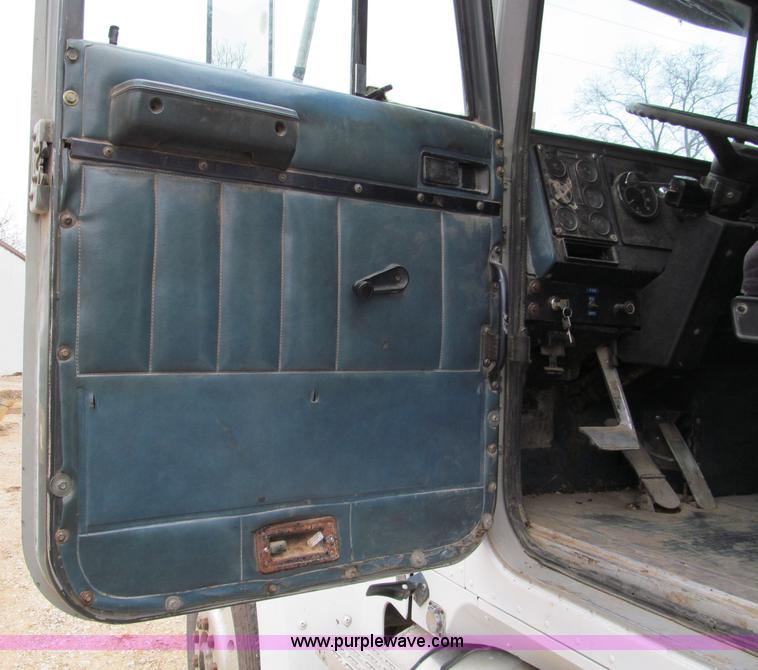 image for item E5704 1988 International 9300 SFA dump truck