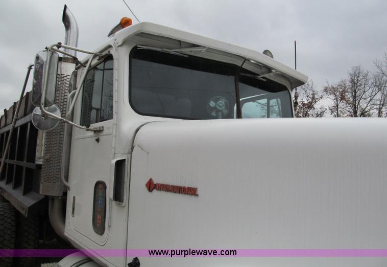 image for item E5704 1988 International 9300 SFA dump truck