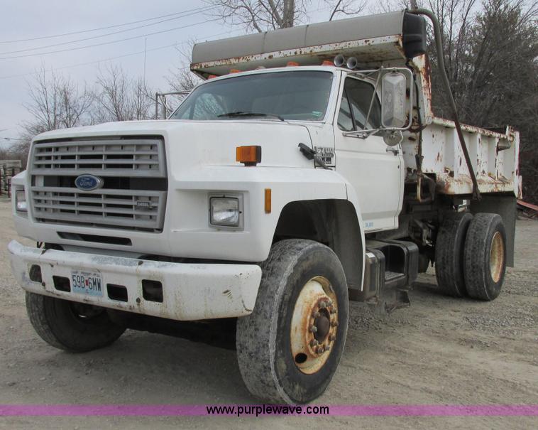 image for item E7032 1993 Ford F700 dump truck