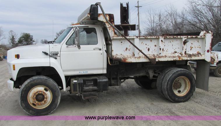 image for item E7032 1993 Ford F700 dump truck